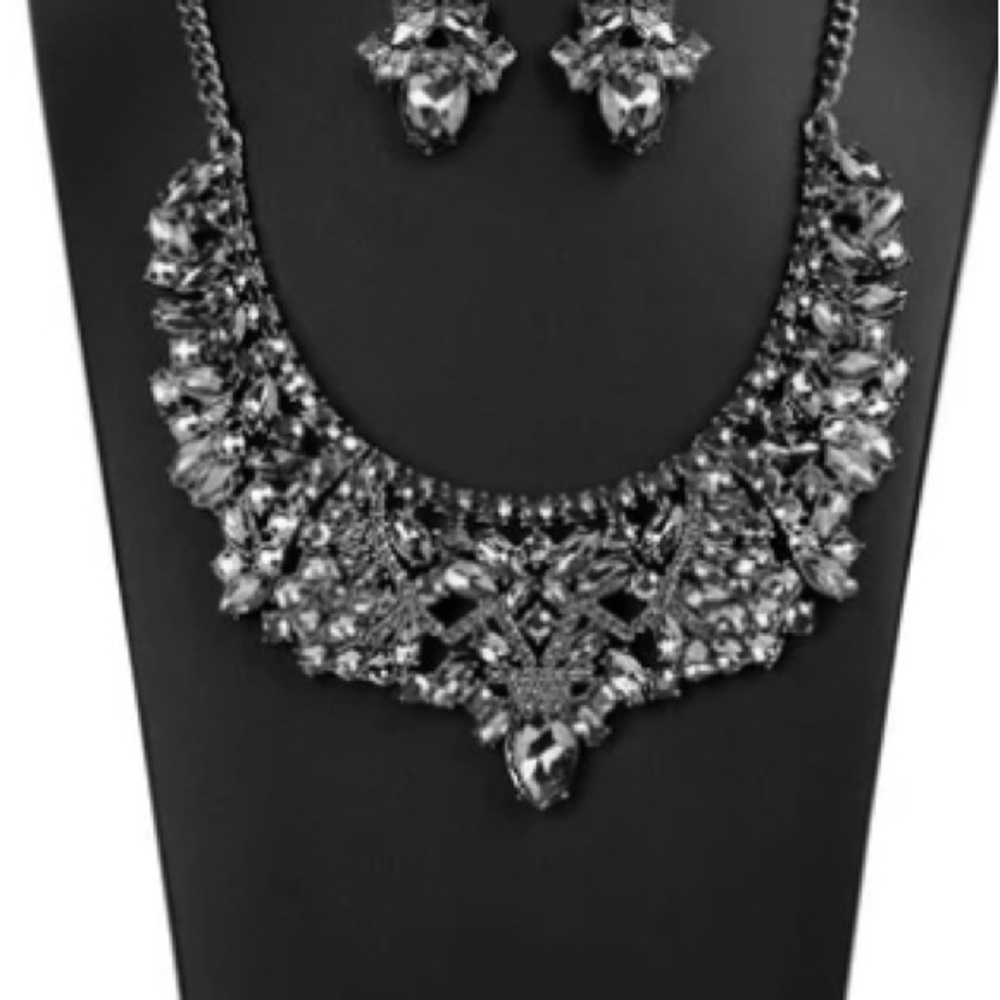 New Paparazzi The Tina Zi Silver Necklace and Earring Set